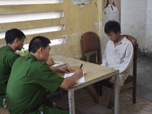 Đối tượng Bình đang khai báo trong nhà tạm giam của Công an tỉnh.